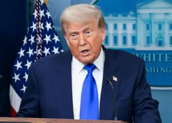 Trump pierde apoyo entre votantes independientes en medio de críticas por su agenda y ataques a Irán