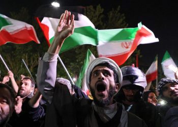Irán amenaza con atacar fuerzas occidentales si intentan frenar su ofensiva contra Israel