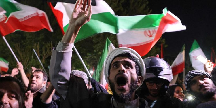 Irán amenaza con atacar fuerzas occidentales si intentan frenar su ofensiva contra Israel