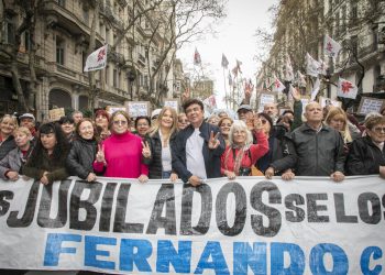 La marcha de jubilados se confunde con consignas partidarias: la izquierda, el kirchnerismo y feministas copan y degradan una protesta legítima
