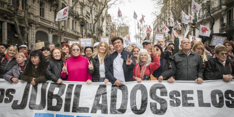 La marcha de jubilados se confunde con consignas partidarias: la izquierda, el kirchnerismo y feministas copan y degradan una protesta legítima