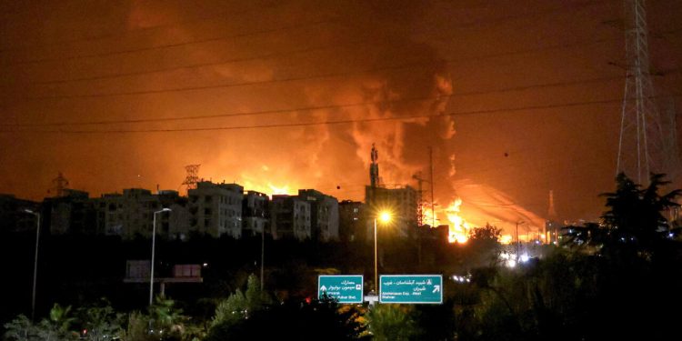 Arde Teherán: Irán volvió a tacar e Israel multiplico su respuesta atacando el ministerio de defensa y refinerias