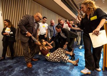 Graves incidentes en la Comisión de Miami-Dade durante debate sobre acuerdo entre cárceles e ICE