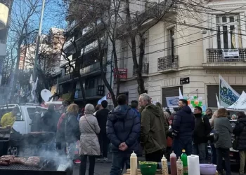 Desalojan sin incidentes a militantes frente al domicilio de Cristina Kirchner en Constitución