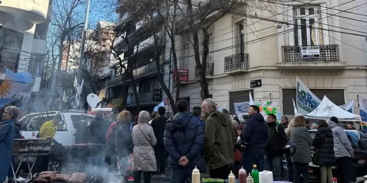 Desalojan sin incidentes a militantes frente al domicilio de Cristina Kirchner en Constitución