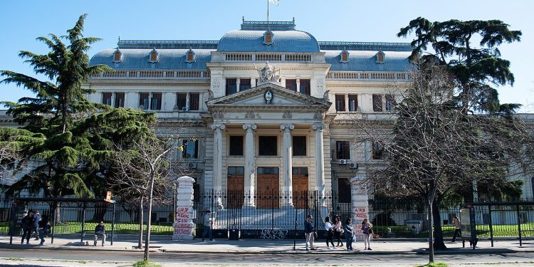 El peronismo busca aprobar la reelección indefinida de legisladores en la provincia de Buenos Aires, pero aún no logra los votos