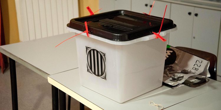 La Audiencia de Barcelona amnistía a 40 ex altos cargos del Govern de Puigdemont por la organización del 1-O