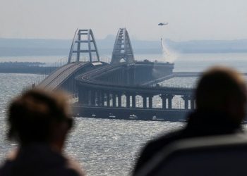 Rusia es vulnerable: Ucrania atacó con una potente explosión submarina el puente de Kerch que el Kremlin utiliza para suministrar armamento a sus tropas