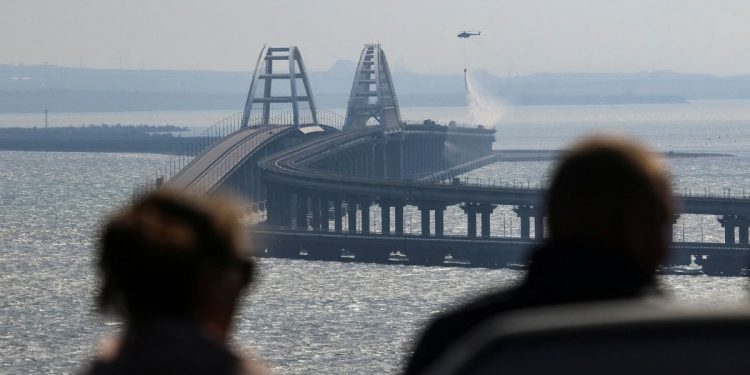Rusia es vulnerable: Ucrania atacó con una potente explosión submarina el puente de Kerch que el Kremlin utiliza para suministrar armamento a sus tropas