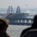 Rusia es vulnerable: Ucrania atacó con una potente explosión submarina el puente de Kerch que el Kremlin utiliza para suministrar armamento a sus tropas