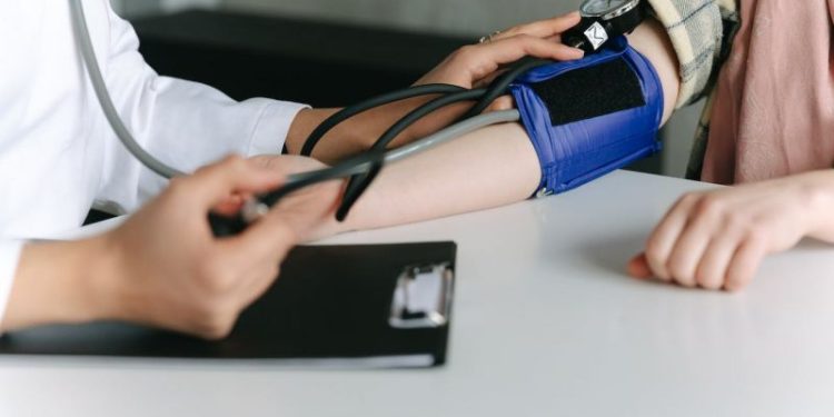 Alerta hipertensión: el nuevo valor de presión que recomiendan para prevenir infartos y ACV