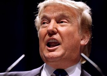 Amenaza de Trump a Powell impulsa a Wall Street: cómo impacta en Argentina