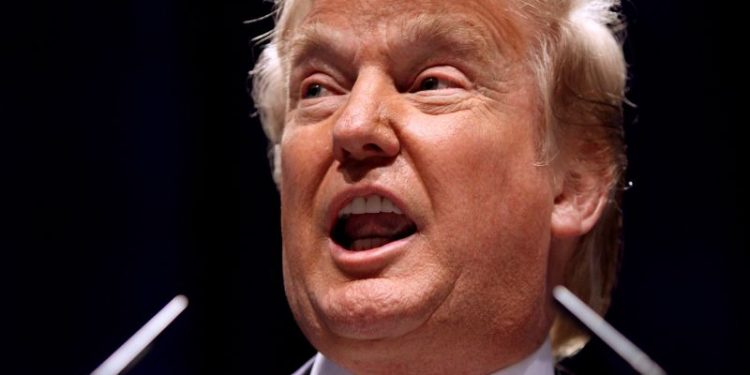 Amenaza de Trump a Powell impulsa a Wall Street: cómo impacta en Argentina