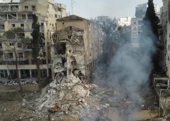 Nueva oleada de ataques iraníes deja al menos 13 muertos en Israel