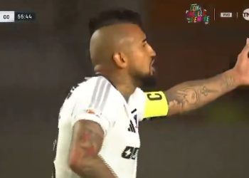 Arturo Vidal y un nuevo escándalo en Chile: penal errado, gol en contra y pelea con un compañero