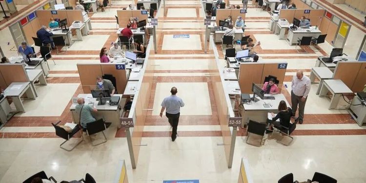 Aviso si te salió a pagar la declaración de la Renta: este es el día en el que Hacienda te quitará el dinero si fraccionaste el pago