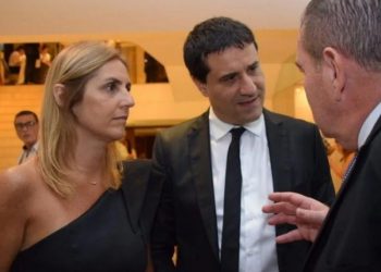 Maximiliano Abad busca alianza con La Libertad Avanza mientras su esposa acumula cargos públicos y es señalada como emblema de “la casta”