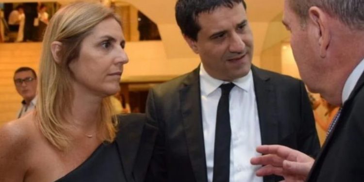 Maximiliano Abad busca alianza con La Libertad Avanza mientras su esposa acumula cargos públicos y es señalada como emblema de “la casta”