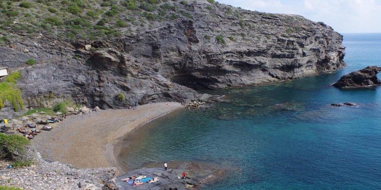 La cala de Murcia que es ideal para pasar el día y tiene la arena oscura: dónde está y cómo llegar