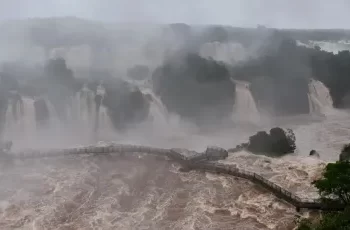 Cerraron el ingreso a las Cataratas del Iguazú por una impresionante crecida del río Paraná