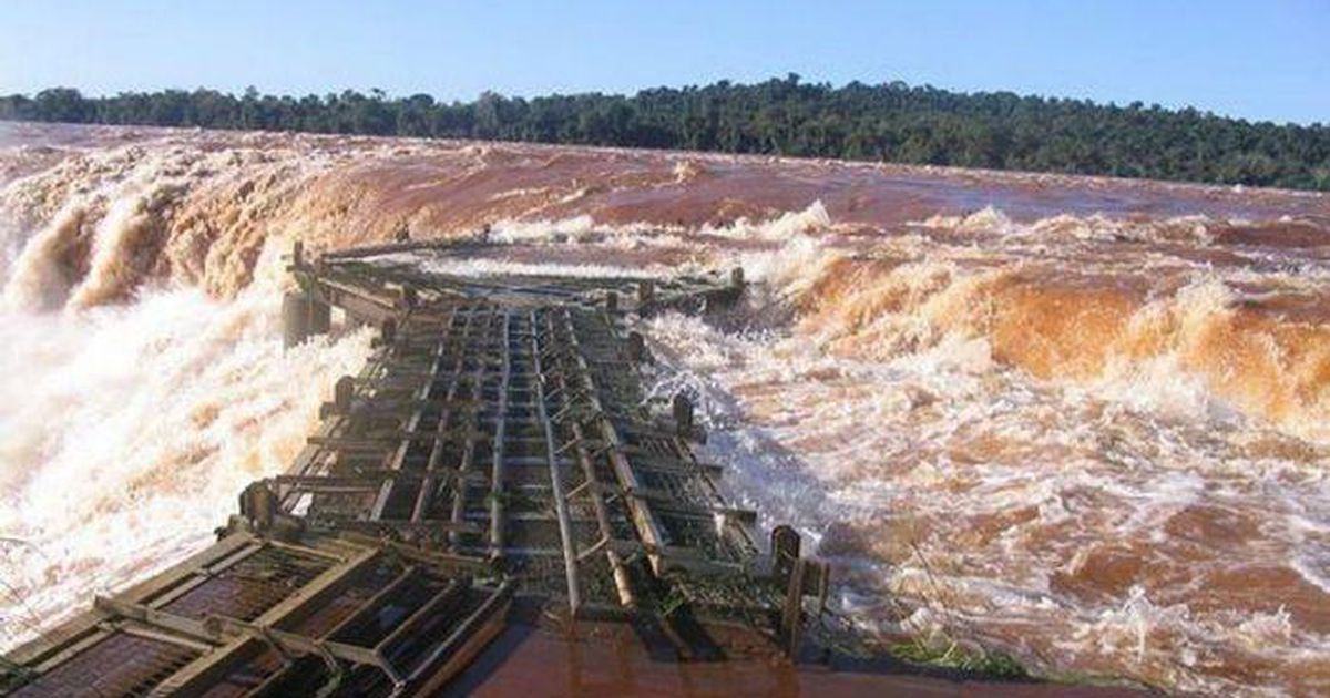 ᐈ VIDEO - IMPRESIONANTE CRECIDA DEL RÍO IGUAZÚ OBLIGÓ A CERRAR EL CIRCUITO DE LA GARGANTA DEL DIABLO