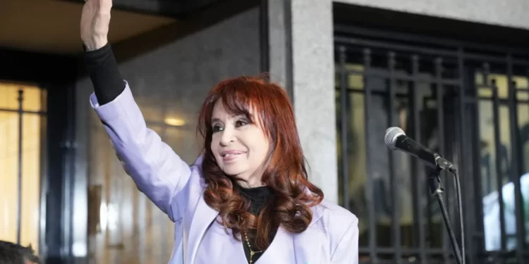 Una encuesta nacional muestra que el 69 % de los argentinos respalda la condena a Cristina Kirchner y solo el 31 % la rechaza