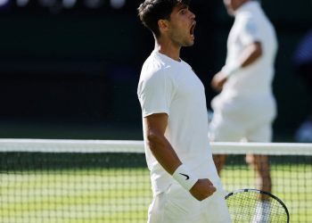 Con elogio incluido y cinco horas de duelo, Carlos Alcaraz le ganó a Fabio Fognini en la primera ronda de Wimbledon