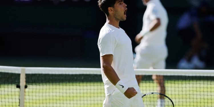 Con elogio incluido y cinco horas de duelo, Carlos Alcaraz le ganó a Fabio Fognini en la primera ronda de Wimbledon