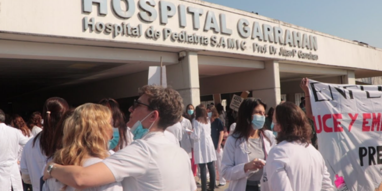 Continúa la lucha en el Garrahan: 200 renuncias y denuncias de aprietes a los médicos