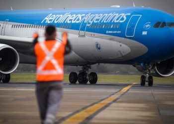 Controladores aéreos anunciaron un paro de cara al fin de semana largo por 150 despidos