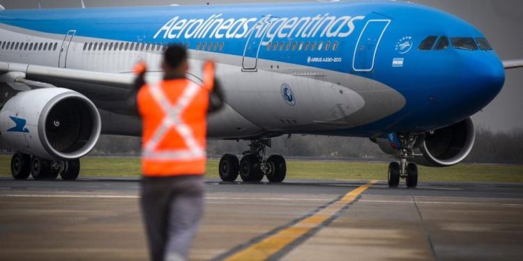 Controladores aéreos anunciaron un paro de cara al fin de semana largo por 150 despidos