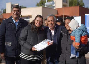 Cornejo entregó casas en Junín y anticipó cuándo estará lista la Doble Vía del Este