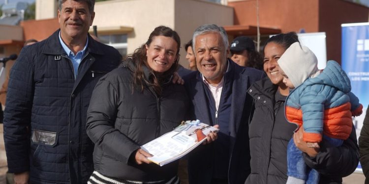 Cornejo entregó casas en Junín y anticipó cuándo estará lista la Doble Vía del Este