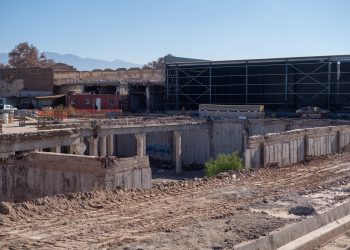 Cornejo recorrió las obras en la exchampañera Arizu, que se transformará en un polo urbano en Godoy Cruz