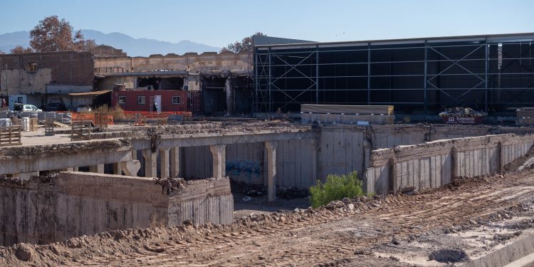 Cornejo recorrió las obras en la exchampañera Arizu, que se transformará en un polo urbano en Godoy Cruz