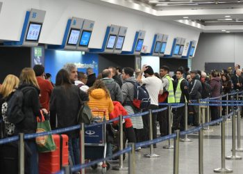 Paro de pilotos de Aerolíneas afecta vuelos y deja más de 6000 pasajeros varados