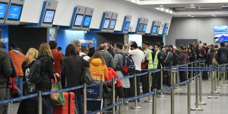 Paro de pilotos de Aerolíneas afecta vuelos y deja más de 6000 pasajeros varados