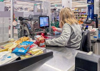 Empleados de comercio: con aumento y bono extraordinario, cuánto cobra un cajero en junio