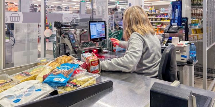 Empleados de comercio: con aumento y bono extraordinario, cuánto cobra un cajero en junio