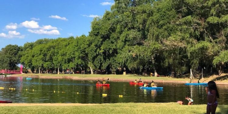 Escapada a una hora de CABA: el pueblo atravesado por un hermoso río que está lleno de lleno de bodegones