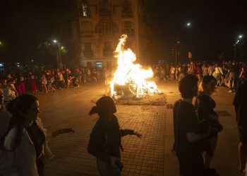 Verbena de San Juan en Barcelona: hogueras, planes y servicio especial de transporte público para la noche más corta del año
