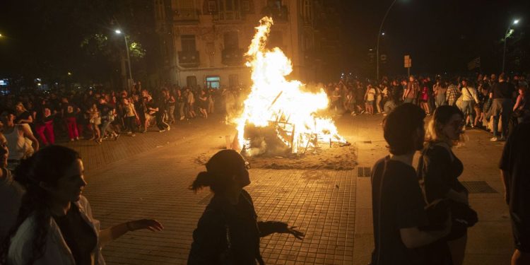 Verbena de San Juan en Barcelona: hogueras, planes y servicio especial de transporte público para la noche más corta del año