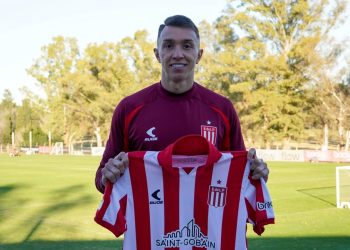 Fernando Muslera firmó su contrato con Estudiantes y posó con la camiseta