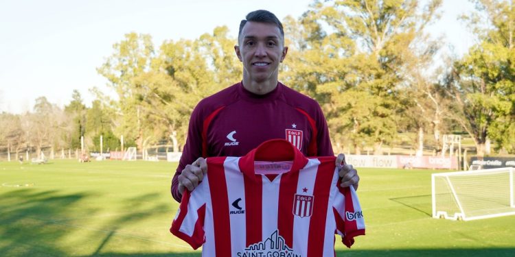 Fernando Muslera firmó su contrato con Estudiantes y posó con la camiseta