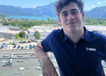 Franco Colapinto visitó la sede de la marca que vestirá de rosa a Alpine en el GP de Austria