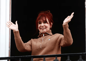 Cristina Kirchner desafía el fallo judicial con saludos a militantes y reafirma la incompatibilidad de cumplir su prisión allí