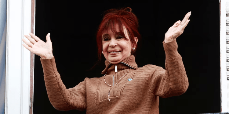 Cristina Kirchner desafía el fallo judicial con saludos a militantes y reafirma la incompatibilidad de cumplir su prisión allí