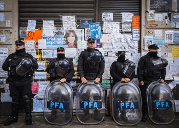 Cristina Kirchner desafía condiciones del arresto domiciliario mientras un vallado protege su edificio y expone a vecinos