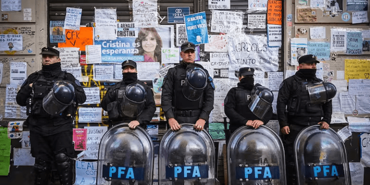 Cristina Kirchner desafía condiciones del arresto domiciliario mientras un vallado protege su edificio y expone a vecinos