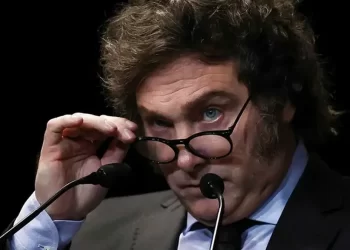 Milei minimiza la masiva marcha pro‑Kirchner como “partido homenaje”, descarta indulto y desvía críticas económicas